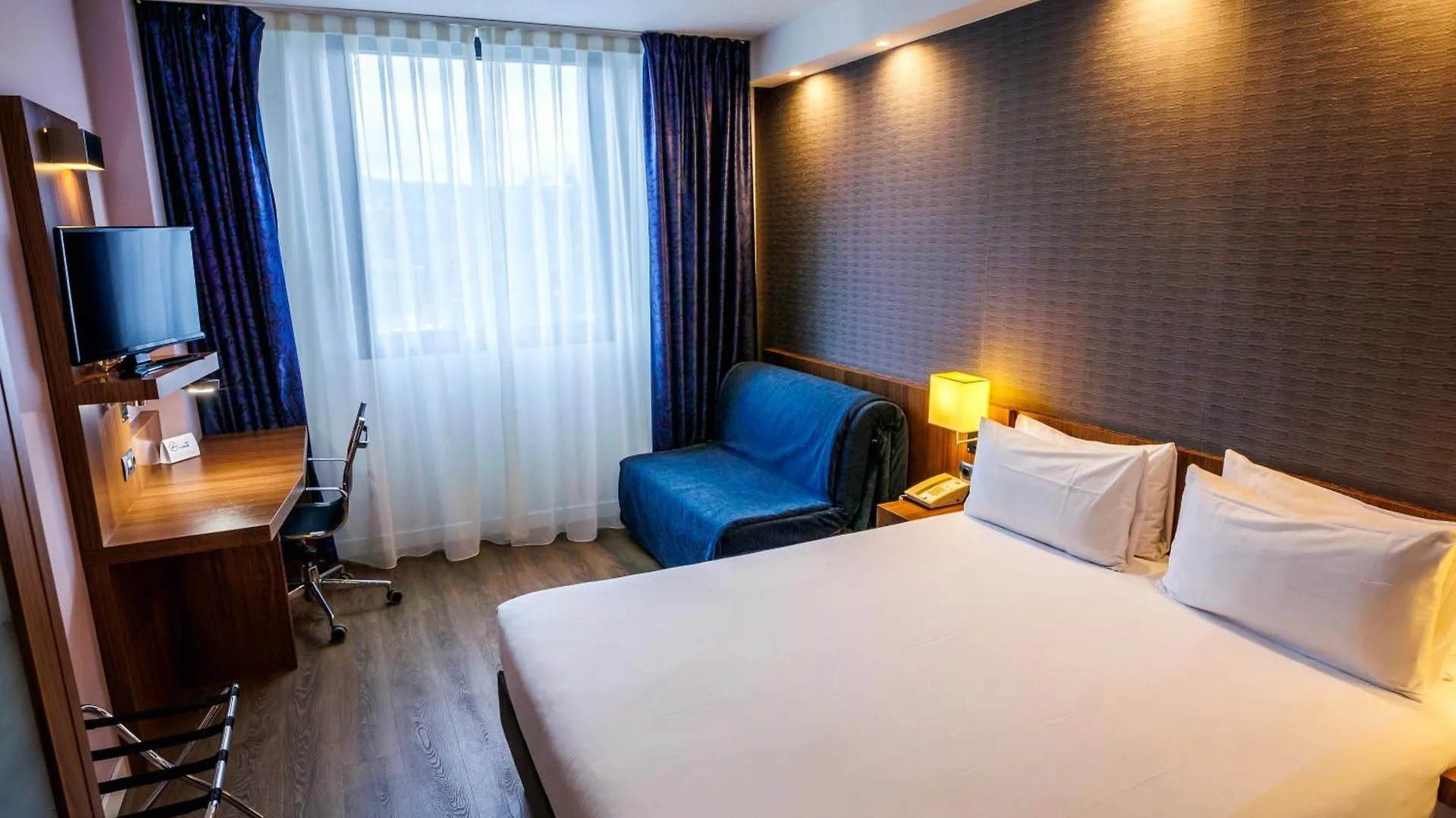 Holiday Inn Express Bilbao Airport, An Ihg Hotel Derio